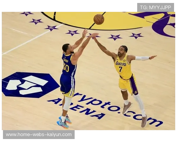 库里末节连续晃开防守投中三记超远三分，勇士客场实现20分逆转