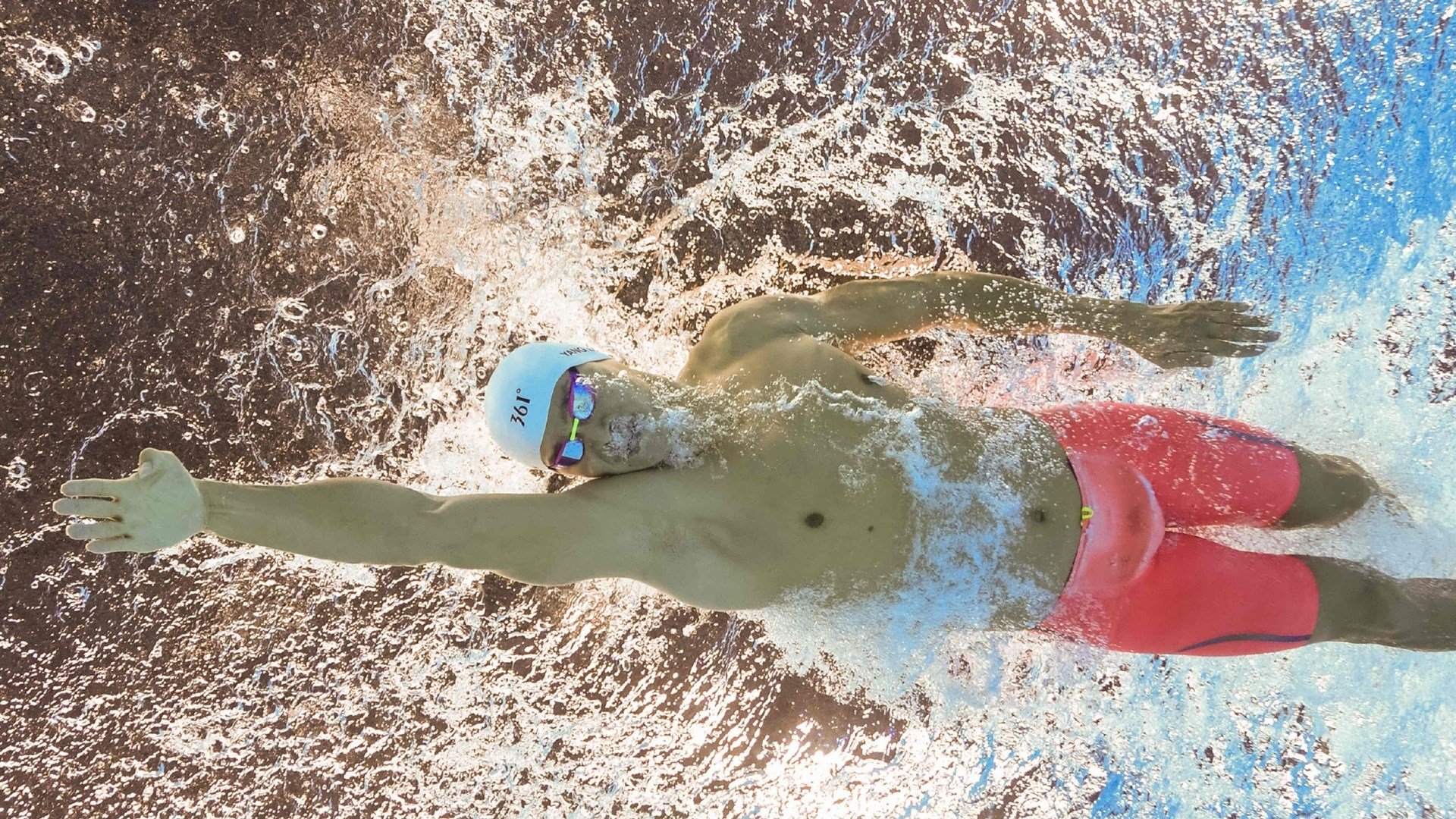 义肢跑者短跑表演赛 碳纤维“猎豹腿”划出优美弧线